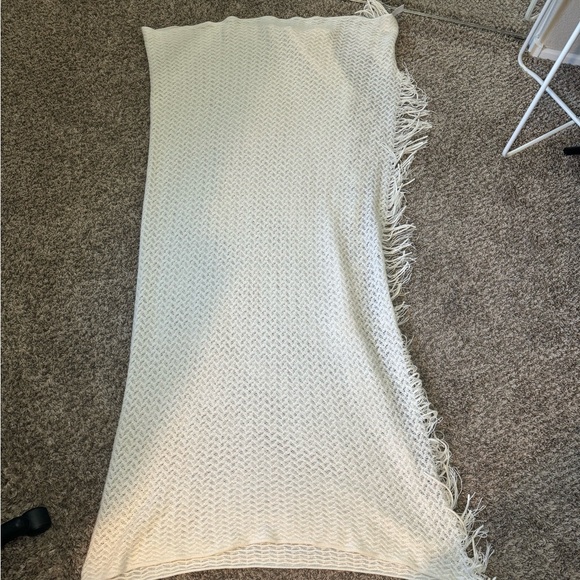 NWOT Cream Thin Decor Throw Blanket - Picture 7 of 15